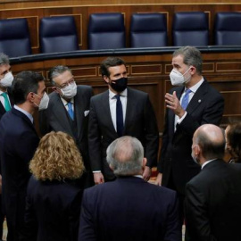 El presidente del Gobierno Pedro Sánchez y el líder del PP, Pablo Casado, junto al rey Felipe VI y otros miembros del Ejecutivo en el Congreso.