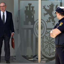 03/10/2018.- Fotografía de archivo, tomada el 07/10/2016, del expresidente de Caja Madrid Rodrigo Rato a la salida de la Audiencia Nacional en San Fernando de Henares. El Tribunal Supremo ha confirmado hoy la pena de cuatro años y medio de 