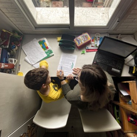 Un niño estudia y hace los deberes en casa con la ayuda de su madre. En Madrid (España) a 14 de abril de 2020. Foto de archivo.