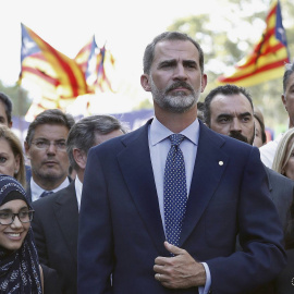 El Rey, en la cabecera de la manifestación contra los atentados yihadistas en Cataluña en 2017. ANDREU DALMAU EFE