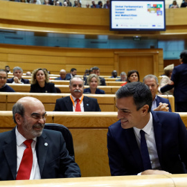 El presidente del Gobierno, Pedro Sánchez, conversa con el director general de la Organización de las Naciones Unidas para la Alimentación y la Agricultura (FAO), José Graziano da Silva, durante la sesión inaugural de la I Cumbre Parlamenta