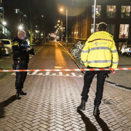 La Policía holandesa vigila el área donde ha tenido lugar el tiroteo que ha dejado un muerto y dos heridos. EFE/EPA/Evert Elzinga