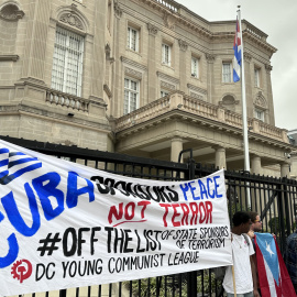 26/09/23-Personas se manifiestan frente a la embajada de Cuba en Washington (EEUU), a 25 de septiembre de 2023.