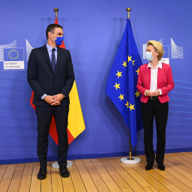 El presidente del Gobierno, Pedro Sánchez, posa junto a la presidenta de la Comisión Europea, Ursula von der Leyen, en Bruselas (Bélgica) a 23 de septiembre de 2020.