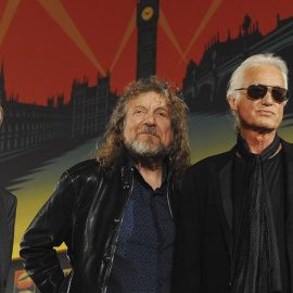 Fotografía de archivo fechada el 21 de septiembre de 2012 muestra a los miembros de la banda de rock británica Led Zeppelin John Paul Jones (i), Robert Plant (c) y Jimmy Page (d) posando para los fotógrafos durante una rueda de prensa en Lo