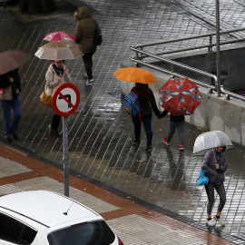 19/10/2018 - Varias comunidades sufren en España los efectos de la gota fría. En otras, la lluvia hace que sea imprescindible salir de casa sin paraguas. / Marta Fernández Europa Press