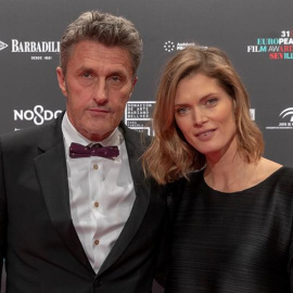 El director de "Cold War", el polaco Pawel Pawlikowski, y su esposa, la actriz Malgorzata Bela-Pawlikowska, posan en la alfombra roja de la gala de entrega de los 31 Premios de la Academia del Cine Europeo.- Julio Muñoz (EFE)