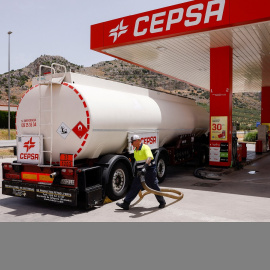 Un camion cisterna de Cepsa se prepara para cargar los depósitos de una estación de servicio en la localidad malagueña de Cuevas del Becerro. REUTERS/Jon Nazca