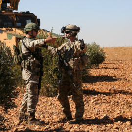 U.S. and Turkish soldiers discuss details during the first-ever combined joint patrol in Manbij, Syria, November 1, 2018. Picture taken November 1, 2018. Courtesy Arnada Jones/U.S. Army/Handout via REUTERS ATTENTION EDITORS -