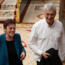 La portavoz de EH Bildu en el Congreso, Mertxe Aizpurua y el diputado Oskar Matute, en el Congreso de los Diputados, a 20 de diciembre de 2023, en Madrid.