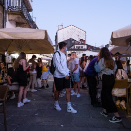 Varias personas durante el primer día de apertura de bares y cafeterías hasta la 1 de la madrugada, a 11 de junio de 2021, en Santiago de Compostela,