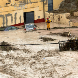 Miembros del equipo de rescate inspeccionan este jueves Ontinyent donde el río Clariano se ha desbordado a su paso por la localidad valenciana tras las fuertes lluvias registradas durante la noche. /EFE