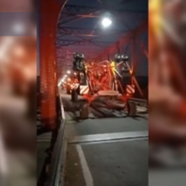 Agricultores portugueses bloquean uno de los puentes del río Tajo