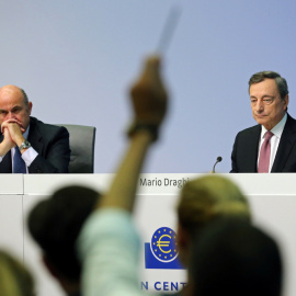 El presidente del BCE, Mario Draghi, y el vicepresidente de la entidad, Luis de Guindos, en la rueda de prensa tras la reunión del Consejo de Gobierno del banco en la que se aprobó un nuevo paquete de medidas de estímulo económico. REUTERS/