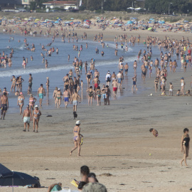 09/10/2023 - Cientos de personas disfrutaban de la Playa América en Galicia el fin de semana pasado, a fecha de 7 de octubre