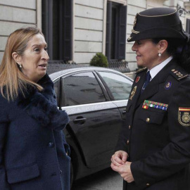 Ana Pastor junto a la comisaria principal de Policía Concha Ramos, a cargo de la seguridad del Congreso. | FERNANDO ALVARADO (EFE)