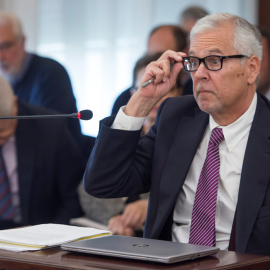 El exinterventor general del Gobierno andaluz, Manuel Gómez, durante su declaración en el juicio que se sigue en la Audiencia de Sevilla por la pieza política del caso ERE. EFE/ Raul Caro Cadenas