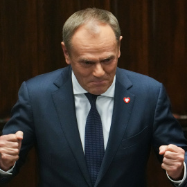 11/12/2023 -El líder de la Plataforma Cívica, Donald Tusk, hace un gesto después de que el Parlamento votara a favor de su nombramiento como Primer Ministro en Varsovia.