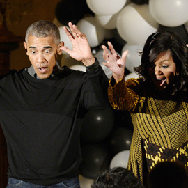 Barack Obama y su mujer bailan 'Thriller' durante su última celebración de Halloween en la Casa Blanca.