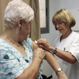 Una mujer es vacunada contra el virus de la gripe en un centro de salud de Santa Cruz de Tenerife.