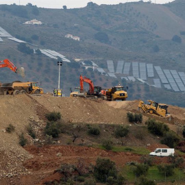 Las retroescavadoras haciendo el rebaje de terreno necesario para iniciar la perforación de los túneles de acceso al pozo donde cayó Julen el pasado domingo. /EFE