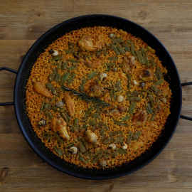 Un arroz en paella tradicional cocinado por la chef María Muñoz en su escuela de cocina Cocinea en Madrid. REUTERS/Susana Vera