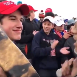 Captura del vídeo en el que el joven, partidario de Trump, se ríe del indígena que quería honrar la memoria de sus caídos.