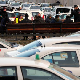 Un grupo de taxistas a las puertas del recinto ferial de IFEMA, este jueves. /EFE