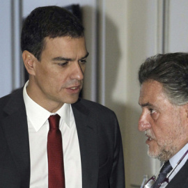 Fotografía de archivo del 2 de octubre de 2014 del secretario general del PSOE, Pedro Sánchez, con con el exseleccionador de baloncesto Pepu Hernández, antes de su intervención en un desayuno informativo organizado por Nueva Economía Forum.