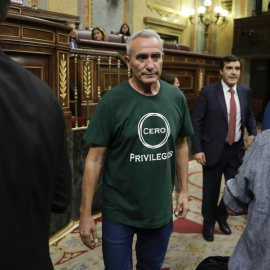 El diputado de Unidos Podemos Diego Cañamero llega al hemiciclo con una camiseta con el eslogan "Cero privilegios", en la primera jornada del debate de investidura del presidente del Gobierno en funciones, Mariano Rajoy, esta tarde en el Co