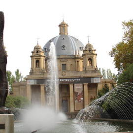 El Monumento a los Caídos alberga los restos enterrados de los generales golpistas Emilio Mola y José Sanjurjo.