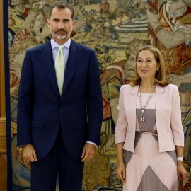 El rey Felipe VI, recibe a la presidenta del Congreso, Ana Pastor, quien acude a Zarzuela para comunicar al monarca el resultado de la investidura fallida de Mariano Rajoy. EFE/Sergio Barrenechea