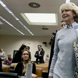 La expresidenta de la Comunidad de Madrid Esperanza Aguirre, a su llegada para comparecer ante la Comisión de Investigación relativa a la presunta financiación ilegal del PP en el Congreso de los Diputados./EFE