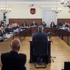 El expresidente andaluz José Antonio Griñán responde a las preguntas del fiscal en el juicio de la pieza política del caso ERE en la Audiencia de Sevilla. EFE/Raúl Caro