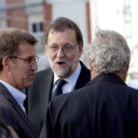 El presidente del Gobierno en funciones, Mariano Rajoy, junto al presidente de la Xunta, Alberto Núñez Feijoó, a su llegada a O Porriño (Pontevedra) tras el descarrilamiento del tren que ha causado al menos cuatro muertos. EFE / Salvador Sa