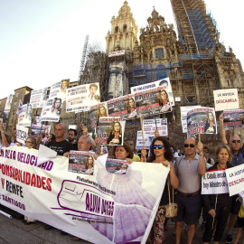 Concentración en la Plaza del Obradoiro, en Santiago de Compostela, de las víctimas del accidente del Alvia. EFE