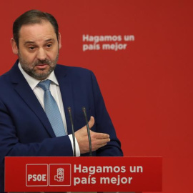 El secretario de Organización del PSOE, José Luis Ábalos, durante a rueda de prensa ofrecida hoy en la sede socialista de la calle Ferraz . EFE/ J.J.Guillen