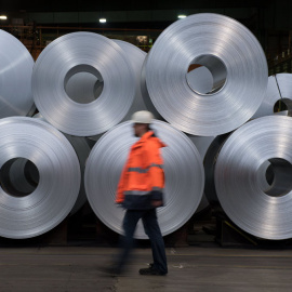 Rollos de aluminio del fabricante alemán Salzgitter almacenados. EFE/ David Hecker