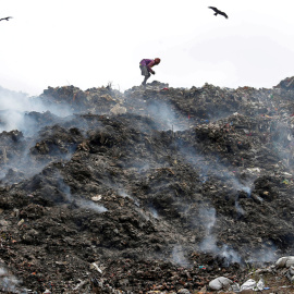 Un hombre recoge basura en un vertedero de Calcuta, India. REUTERS