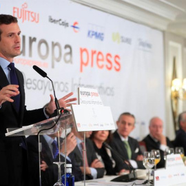 El presidente del Partido Popular, Pablo Casado, durante el desayuno informativo que protagonizó hoy en un hotel de Madrid.EFE/Fernando Alvarado