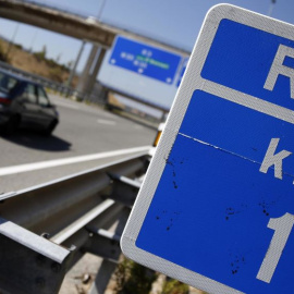 Indicador kilométrico en la autopista radial R-3 de Madrid. REUTERS