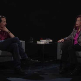 Pablo Iglesias entrevista a Lidia Falcón en 'Otra Vuelta de Tuerka'.