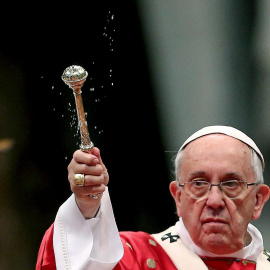 El Papa Francisco, durante la misa de Pentecostés celebrada ayer / EFE