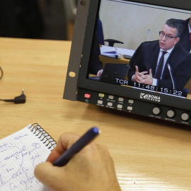 Imagen de un monitor de la sala de prensa de la Audiencia Nacional de San Fernando de Henares con las conclusiones del abogado de Bankia, Joaquín Burkhalter, durante el juicio de las tarjetas black. EFE/Paco Campos