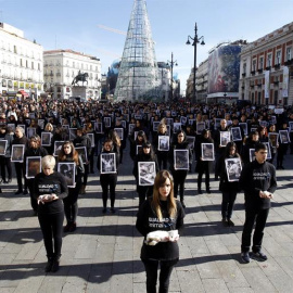 Activistas de la organización internacional Igualdad Animal durante la manifestación que han protagonizado este sábado en la madrileña Puerta del Sol con motivo del Día internacional de los derechos animales.EFE