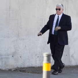 El acusado Arturo Fernández llegando al juicio de las tarjetas black el 5 de octubre.  MANOLO FINISH