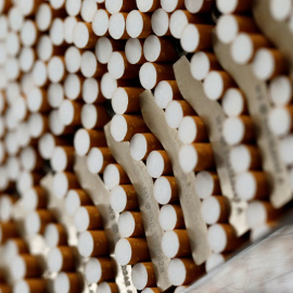 Cigarrillos durante el proceso de fabricación en una planta de British American Tobacco (BAT) en la localidad alemana de Bayreuth. REUTERS/Michaela Rehle