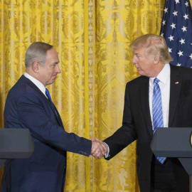 El presidente de Estados Unidos, Donald J. Trump (derecha), estrecha la mano del primer ministro israelí, Benjamin Netanyahu (izquierda). | MICHAEL REYNOLDS (EFE)