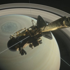 Ilustración que muestra la nave Cassini que se dispone a adentrarse en la órbita del planeta Saturno y sus anillos interiores como parte final de su misión espacial. NASA/EFE