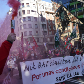 Varias personas en la manifestación contra el "colapso" en los ambulatorios, en la Plaza del Sagrado Corazón, a 23 de enero de 2022, en Bilbao